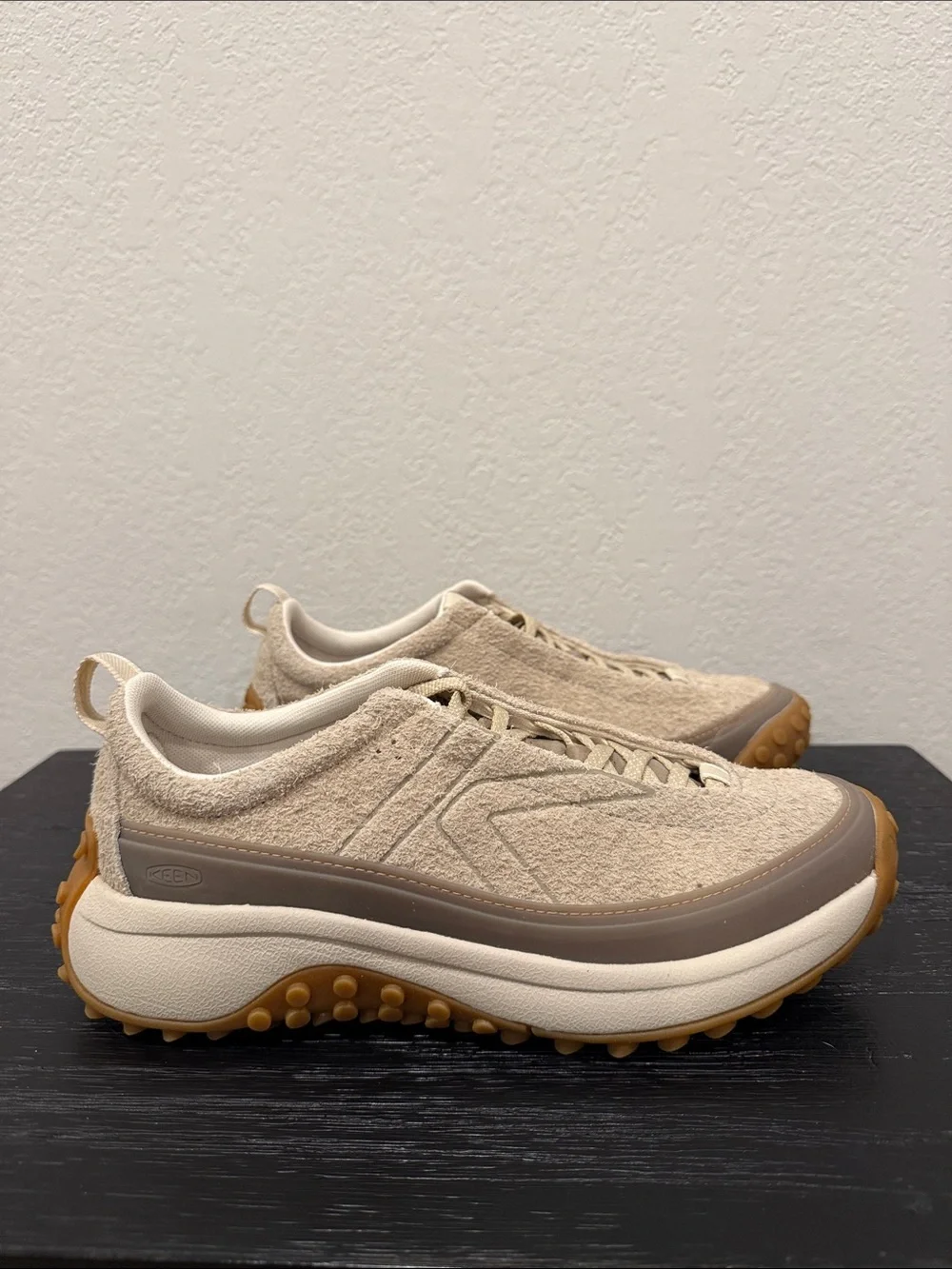 Keen Women's Size 8.5 Beige & Gum Trail Sneakers Shoes - KS MINO Safari Burch